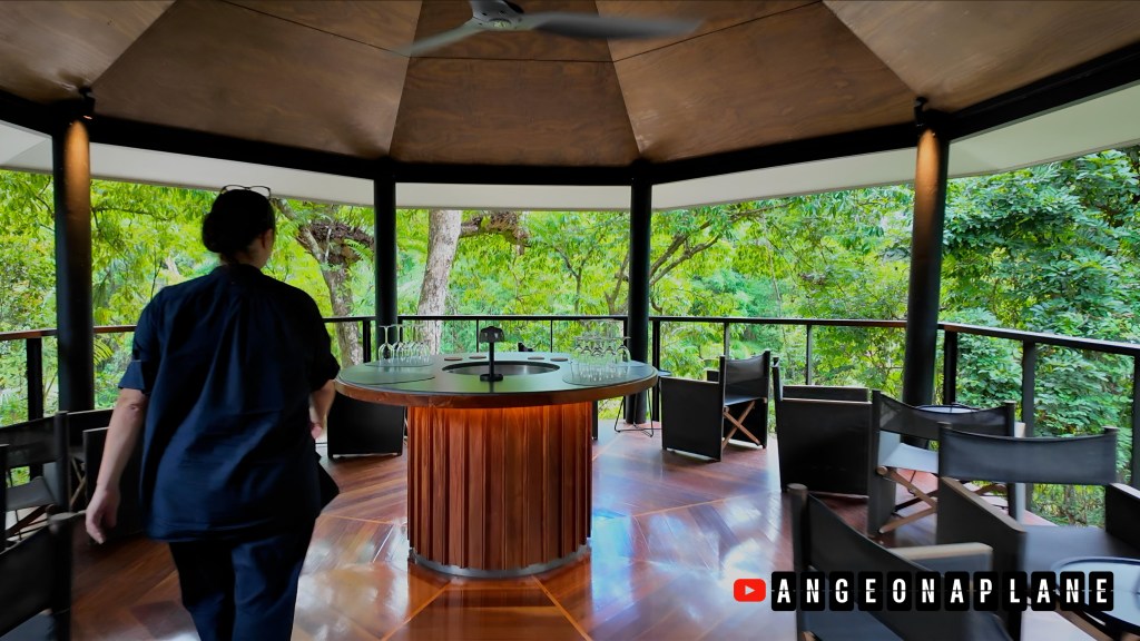 The Jungle Perch bar at Silky Oaks lodge