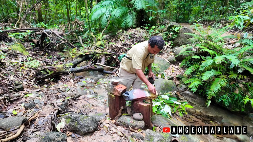 Ngadiku Dreamtime Walk. Guide using ochre in the river